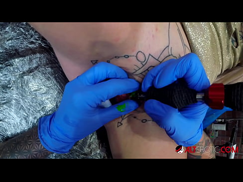 ❤️ Ekstrèmman tatoue hottie Sully Savage te fè yon tatoo sou klitoris li ☑ Sèks nan nou % ht.porncomixone.ru%