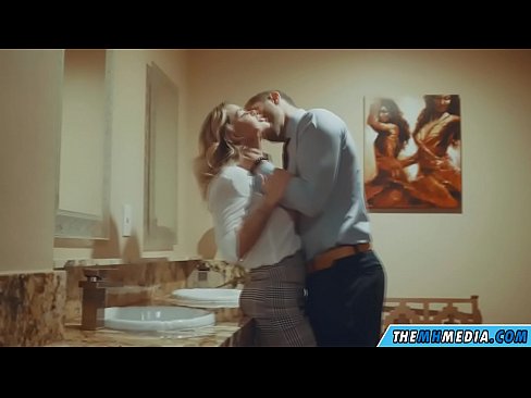 ❤️ Lè yon blond bèl sedui ou nan yon twalèt piblik ☑ Sèks nan nou % ht.porncomixone.ru%